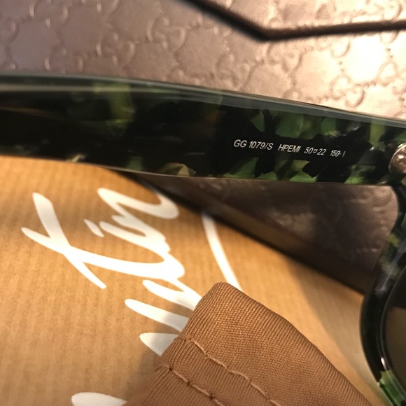  Gucci Sunglasses  - Picture 3 of 8